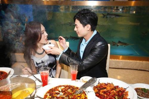 盐城吃瓜情侣拍照事件,网络热议引发社会关注