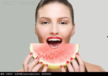 旅游吃瓜美女图片,吃瓜美女成风景线，镜头下的悠闲时光