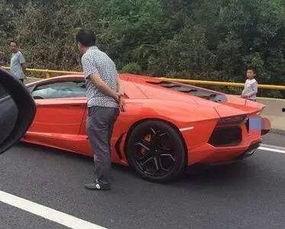 吃瓜群众撞车,现场惊心动魄！