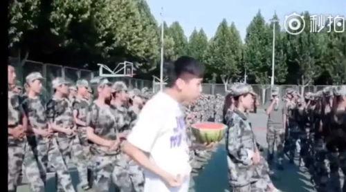 军训吃瓜群众大学,大学生们的独特视角